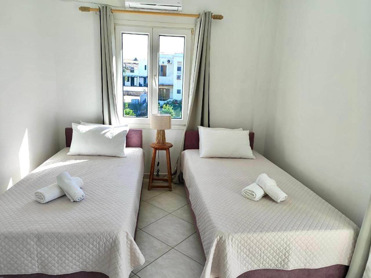 Theasis Apartments Adamantas  Luaran gambar